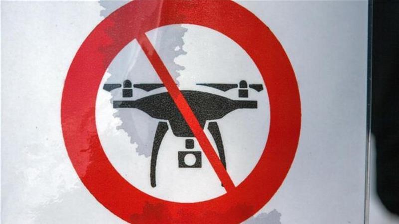 Drohnenflüge sind nicht nur über militärischen Bereichen verboten. Dieses Hinweisschild informiert über das Drohnenflugverbot während einer Großveranstaltung.