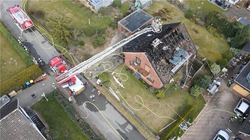 Großalarm: Dachstuhl in Nindorf steht in Flammen – 200.000 Euro Schaden Drohnenfoto: Blick von oben auf die Einsatzstelle.
