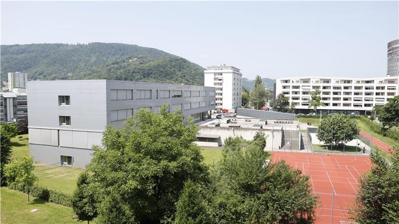 Drohnenfoto der Schule in der Dreierschützengasse in Graz. Nach den Schüssen an einer Schule in Österreich hat die Polizei zehn Tote bestätigt.