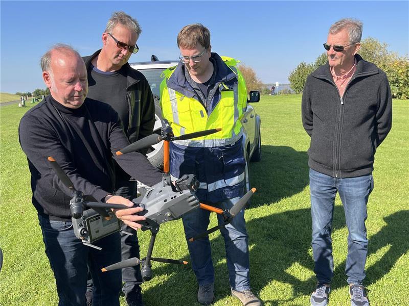 Drohnenpilot Gerald Annuss von Swift Marine Service im Gespräch mit Sven Schade (WSV) sowie Christian Staack und Dierk König von Deichverband (von links).