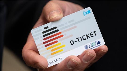 Droht mit dem Aus der Ampel-Regierung auch das Ende des Deutschlandtickets? (Archivbild)