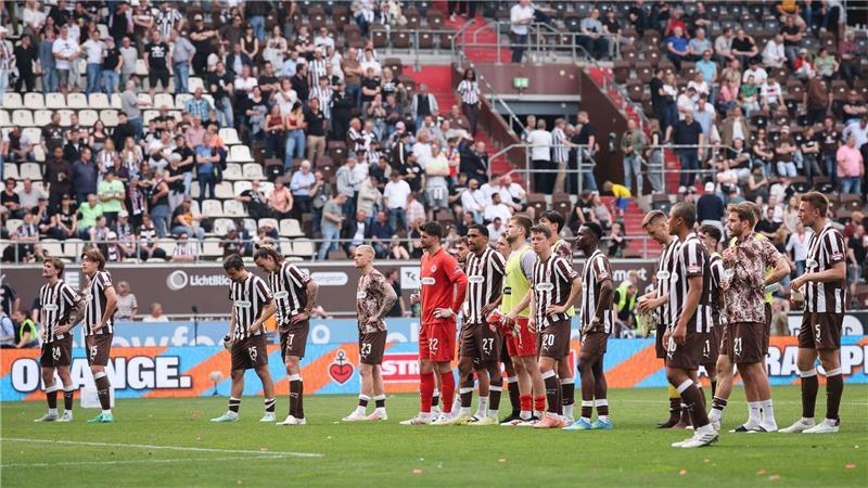 Druck und Frust am Millerntor: Spieler des FC St. Pauli nach der Niederklage gegen Mainz 05. (Archivbild) 