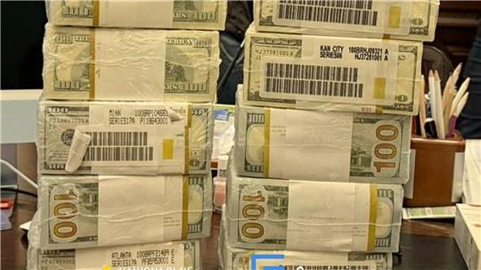 Druckfrische originalverpackte Dollar-Bündel werden in der Ukraine für Schmiergeldzahlungen verwendet. 
