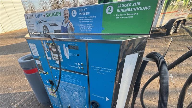 Druckluftgerät mit kombiniertem Staubsauger auf der bft-Willer-Tankstelle an der Konrad-Adenauer-Allee in Buxtehude. Das Befüllen der Reifen kostet 1 Euro für fünf Minuten Nutzungszeit.