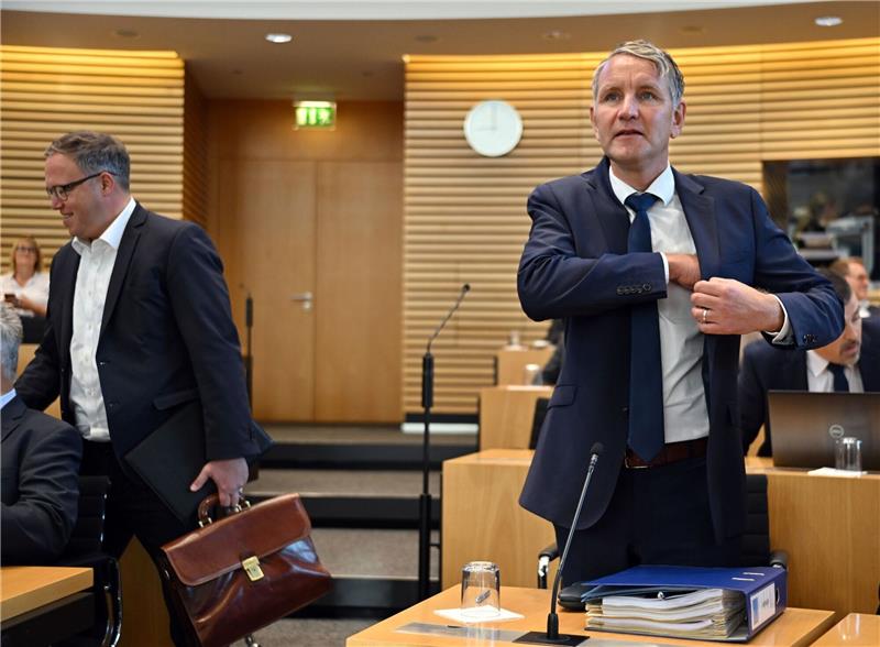 Drücken gemeinsam mit der FDP die Steuersenkung in Thüringen durch: AfD-Fraktionschef Björn Höcke (r) und CDU-Fraktionschef Mario Voigt.