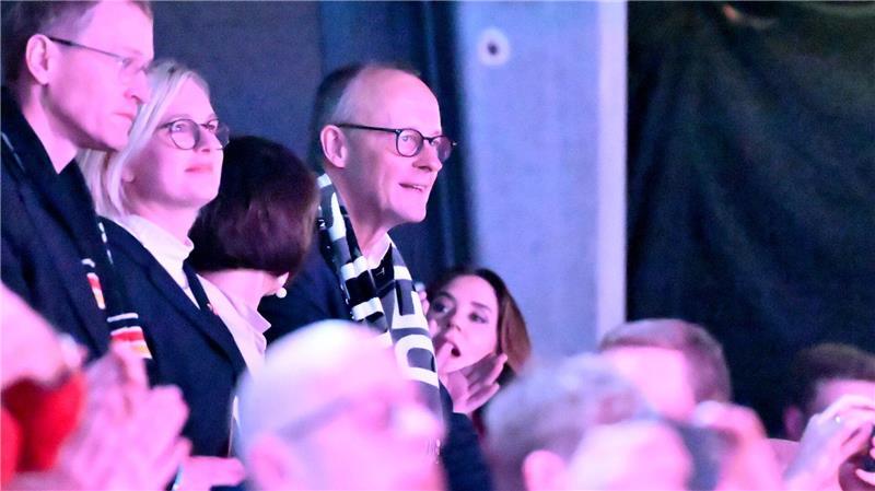 Drückte auf der Tribüne die Daumen: Bundeskanzler Friedrich Merz (r).