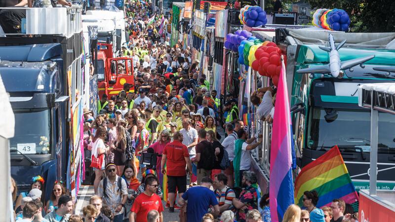 Airbus-Mitarbeiter setzen Zeichen beim CSD in Hamburg „Du & Ich gegen Rechtsdruck“ war das Motto des Hamburger Christopher Street Days.