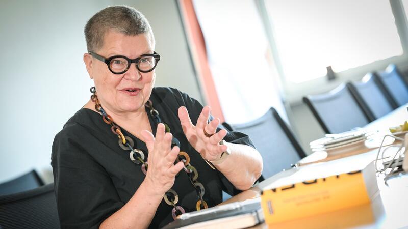 „ChatGPT“ und „Klimakleber“ im neuen Duden Duden-Chefredakteurin Kathrin Kunkel-Razum