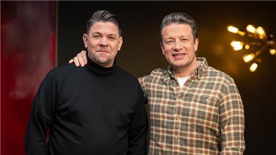 Duell der Spitzenköche: Weltstar Jamie Oliver tritt erstmals gegen den deutschen TV-Liebling Tim Mälzer an.
