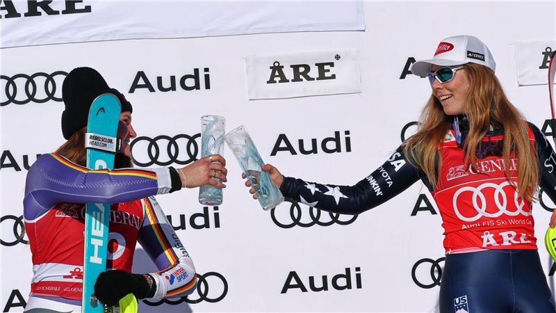 Duell um den Gesamtweltcup: Emma Aicher (l) und Mikaela Shiffrin