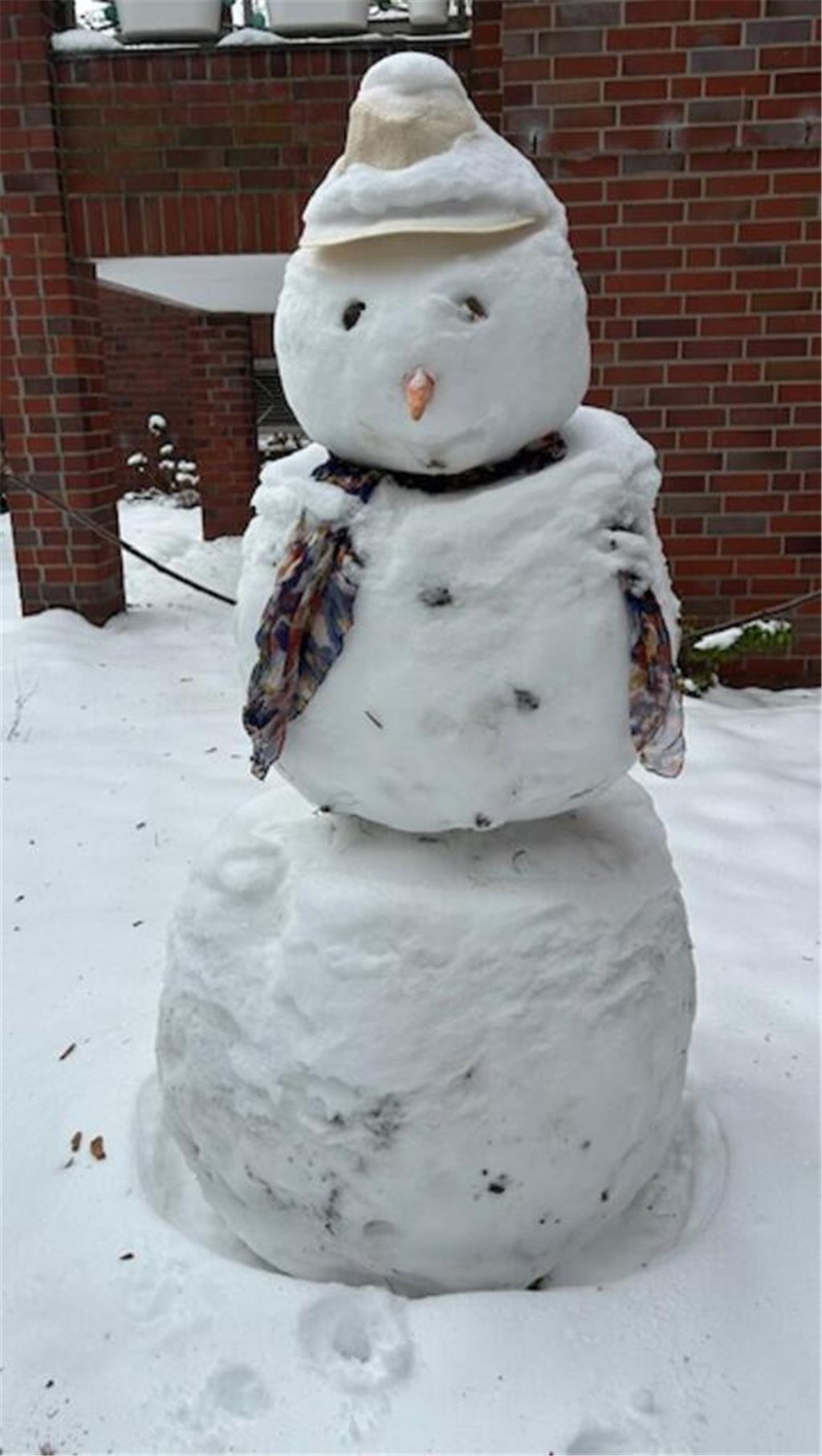 Dünner Flatterschal und Strohhut: "Ob das die richtige Wahl war?", fragt sich Ka...