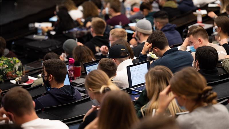 Dürfen sich ab März über eine 200-Euro-Einmalzahlung freuen: Studierende in Deutschland. Foto: Julian Stratenschulte/dpa