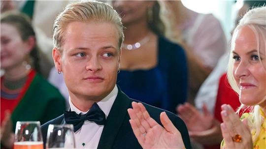 Dürfen sich seit geraumer Zeit fast nur im Gefängnis sehen: Marius Borg Høiby und Mama Mette-Marit. (Archivbild)