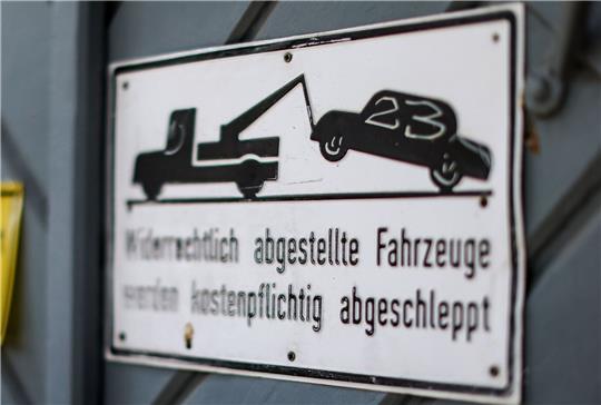 Dürfen widerrechtlich abgestellte Fahrzeuge den Autobesitzer 4935 Euro kosten?