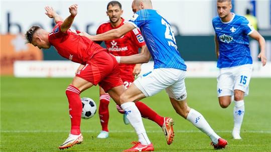 Düsseldorf um Felix Klaus (l) und Darmstadt um Aleksandar Vukotic lieferten sich ein Duell auf Augenhöhe.