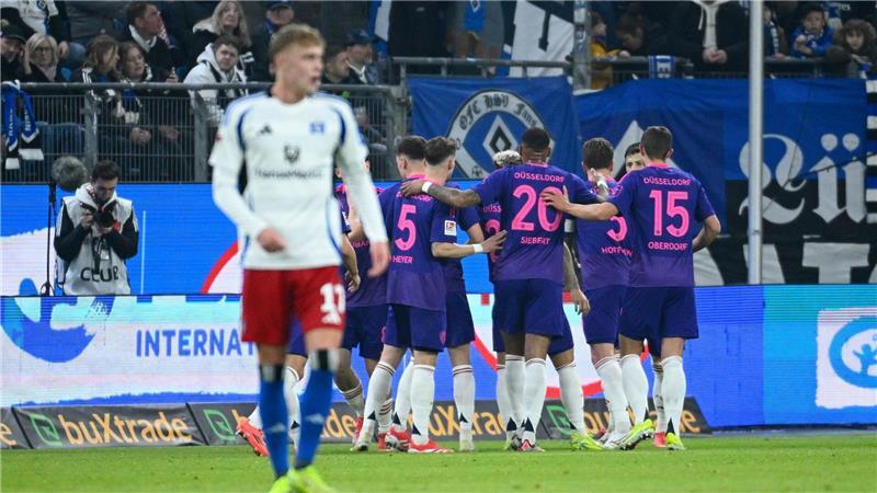 Wiedererstarkter HSV siegt gegen Düsseldorf Düsseldorfer Jubel nach dem überraschenden 1:1 durch Dawid Kownacki.