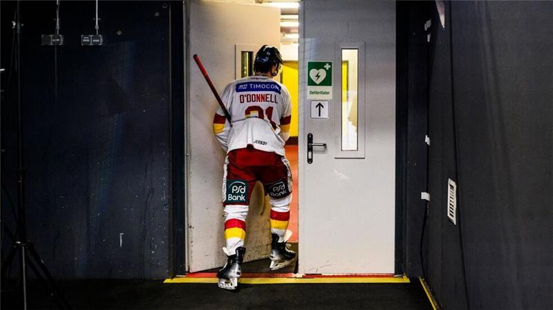Düsseldorfs Brendan O’Donnell geht nach dem Spiel gegen die Augsburger Panther unzufrieden in die Kabine.