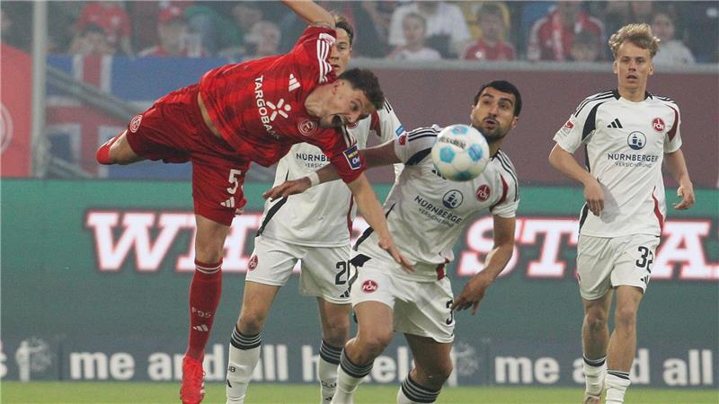 3:3 nach 0:3: Düsseldorf rettet Punkt gegen Nürnberg Düsseldorfs Moritz Heyer (l) klärt artistisch vor Nürnbergs Mahir Emreli.