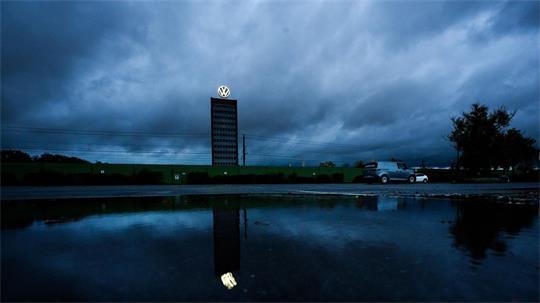 Düstere Wolken über Wolfsburg: Bereits zum zehnten Mal in Folge bricht der Quartalsgewinn ein. (Archivbild)
