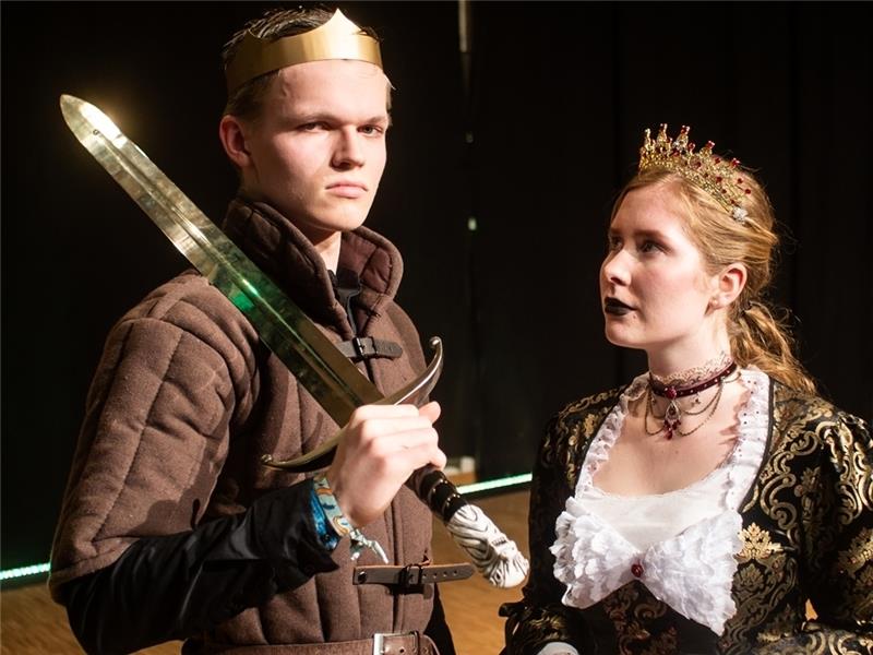 Düsterer Blick: Theo Schwägermann in der Titelrolle und Jenna Sophie Schöllhorn als Lady Macbeth bei der Generalprobe zu Shakespeares „Macbeth“.