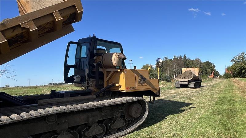 Hochwasserschutz: Schweres Gerät rollt durch den Bullenbruch Dumper bringen das Material zur Baustelle.
