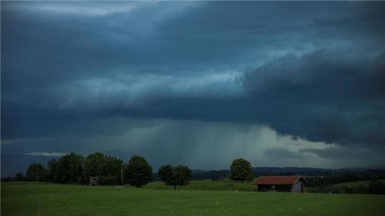 Dunkle Gewitterwolken hängen über der  Landschaft in Penzberg (Oberbayern). Der Deutsche Wetterdienst hat vor Unwettern in weiten Teilen Süddeutschlands gewarnt.