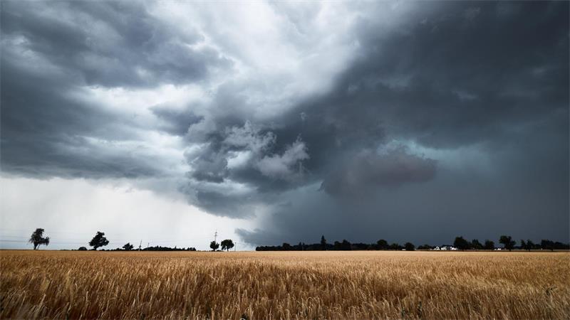Dunkle Gewitterwolken sind am Himmel über dem Landkreis Tübingen zu sehen.
