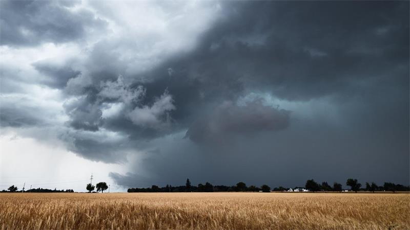 Dunkle Gewitterwolken sind am Himmel zu sehen.
