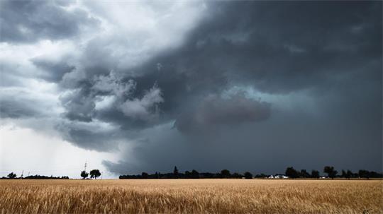 Dunkle Gewitterwolken sind am Himmel zu sehen.