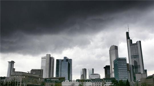 Dunkle Regenwolken über der Skyline von Frankfurt am Main. (Symbolbild)
