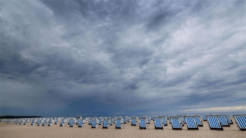 Dunkle Regenwolken ziehen über dem Ostseestrand von Warnemünde auf