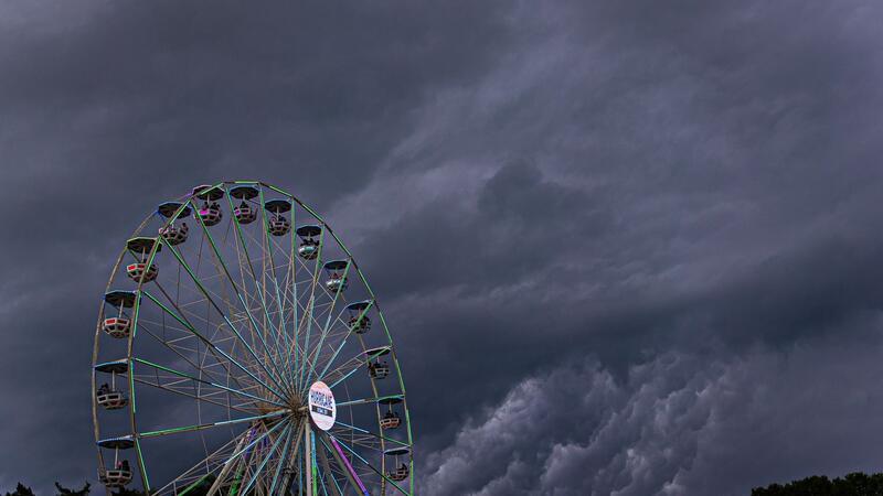 Erneut Unwetter über Deutschland Dunkle Regenwolken ziehen über ein Riesenrad auf dem Gelände des Hurricane-Festivals in Scheeßel hinweg.
