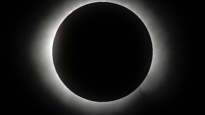 Millionen Menschen sehen totale Sonnenfinsternis Dunkle Scheibe: Der Mond steht vor der Sonne.