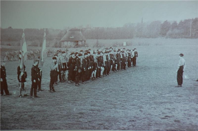 Dunkle Vergangenheit: Aufmarsch der Hitler-Jugend 1937 an der Badeanstalt, im Hintergrund das Badehaus. Foto: F. Hillmann/Samtsgsemeindearchiv