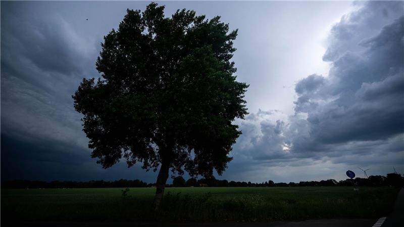 Dunkle Wolken hängen über den Feldern in Bremen.