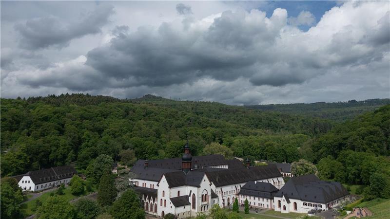 Dunkle Wolken können heute Gewitter und Starkregen bringen.  