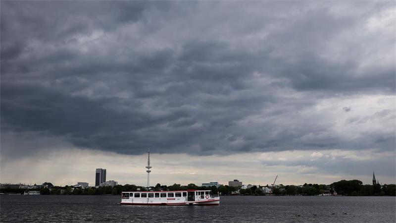 Dunkle Wolken über Hamburg. (Archivbild)
