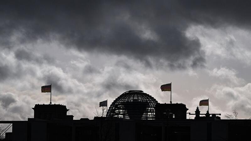 Viele junge Deutsche misstrauen Regierung und Parlament Dunkle Wolken über der Kuppel vom Reichstag: Um das Vertrauen in politische Prozesse zu stärken, empfehlen Experten auf die Bedürfnisse junger Menschen einzugehen.