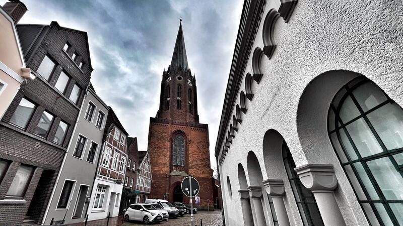 Dunkle Wolken über der St.-Petri-Kirche in Buxtehude.