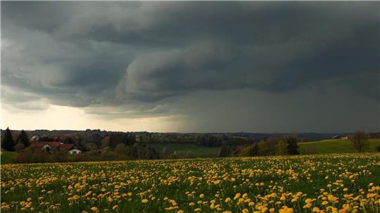 Dunkle Wolken und Gewitter wird es auch in den kommenden Tagen geben. (Archivbild)