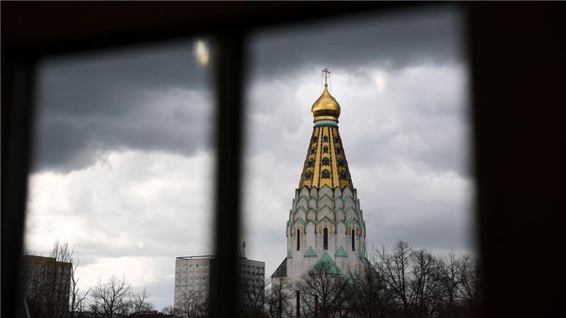 Dunkle Wolken und Schauer bestimmen den Wochenbeginn. (Symbolbild)