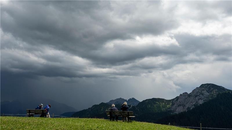 Dunkle Wolken ziehen am Wallberg über den Bergen auf.