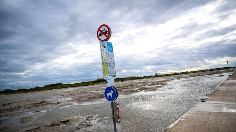 Orkantief trifft Westeuropa: Sieben Tote Dunkle Wolken ziehen über den Strand von Norddeich.