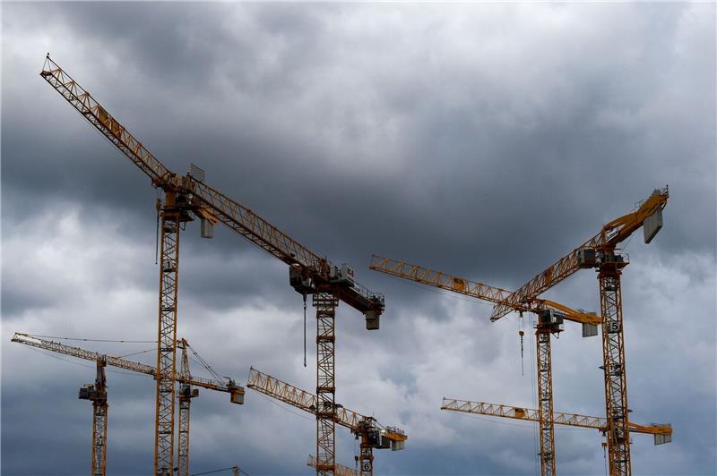 Branche: Bundesregierung muss Hilfspaket für Bau schnüren Dunkle Wolken ziehen über die Kräne auf einer Baustelle. «Alle Indikatoren am Bau zeigen deutlich nach unten, eine Trendwende ist nicht in Sicht», stellt die Bauindustrie fest.