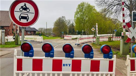 Durch Bargstedt zu kommen, ist im Moment nicht einfach. Mehrere Straßen sind als Sackgassen gekennzeichnet und gesperrt, weil im Bereich des Bahnhofs die Kreisstraße 64 erneuert wird.