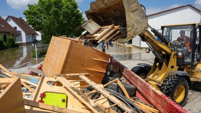 Bund-Länder-Gipfel: Pflichtversicherung gegen Hochwasser? Durch Hochwasser entstandener Schaden landet oft auf dem Sperrmüll. Die deutschen Versicherer fürchten hohe Schäden.