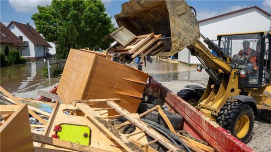 Durch Hochwasser entstandener Schaden landet oft auf dem Sperrmüll. Die deutschen Versicherer fürchten hohe Schäden.
