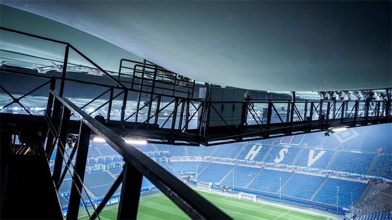 Durch Tauwasser infolge des starken Wintertreibens im Norden sind Beulen in der Dachmembran des Hamburger Volksparkstadions erkennbar.