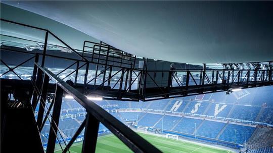 Durch Tauwasser infolge des starken Wintertreibens im Norden sind Beulen in der Dachmembran des Hamburger Volksparkstadions erkennbar.