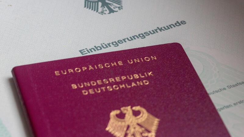 Einbürgerungen: Landkreis befürchtet Antragsflut Durch das neue Einbürgerungsgesetz haben 4000 Menschen im Landkreis Stade einen Anspruch auf einen deutschen Pass.